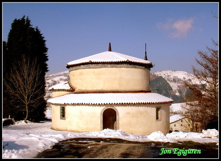 Erdoiztako ermita borobila elurretan.