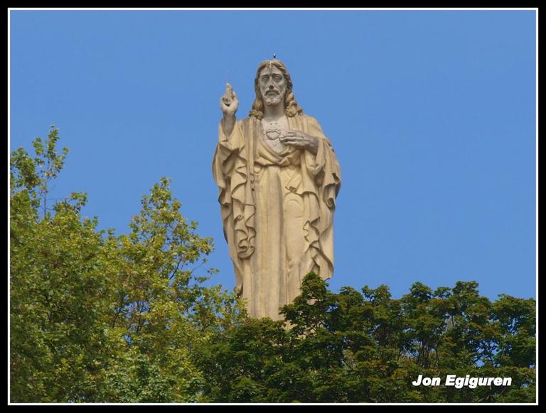 Jesusen Biotzaren estatua Donostian