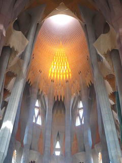 Gaudi arkitektoak diseinu berri bat erabili zuen Bartzelonako katedral hau egiterakoan.Argi naturalak sortzen du  efektu hau.