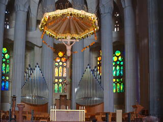 Gaudi arkitektoak diseinu berri bat erabili zuen Bartzelonako katedral hau egiterakoan. Barruan aldareari begira atera nuen argazki hau.
