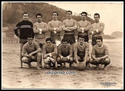  	 Zarauzko hondartzan jokatzen zuen Aizarnako futbol taldea (1967) 