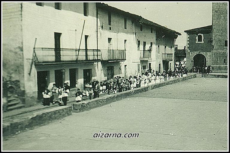 Aizarnan prozesioa 1954.urtean (Argazkia Mari Karmen Epelde) 