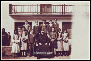 Eskola aurrean ( 1930 ) Argazkia familia Navas 