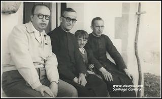 Zz-Santiago  Carrero,  apaiz artean .eta bere aita  San Pelayo ermitan. argazkian .(1945.) Ermita de San Pelayo 1945. Mi padre, D. Ignacio,  yo y D. Francisco Ezkurdia