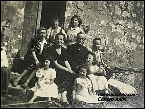 Zz-Karrero Antin familia eta lagunak, Aizarnako Kontxita Eguigurenekin. Argazkia Santa Engrazia ermitan  eta 1948 urtean.