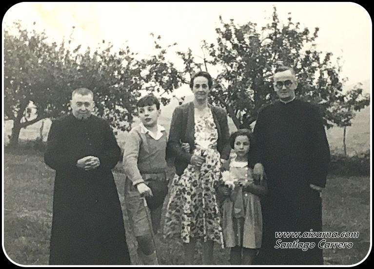 Zz- D. Francisco, el Prroco, D. Ignacio, mi madre, una hermana ma y yo. Ao 1948
