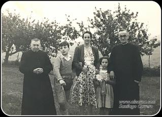 Zz- D. Francisco, el Párroco, D. Ignacio, mi madre, una hermana mía y yo. Año 1948