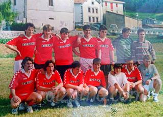 Aizarnako futbol taldea 1990. urte  inguruan  (Argazkian gazteak)