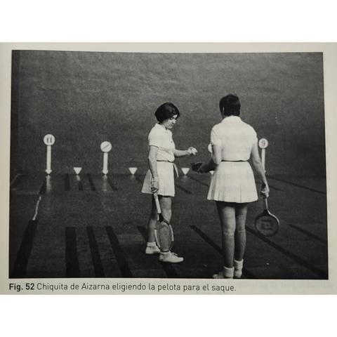   Gloria Agirre txikita de Aizarnarekin ezaguna, Madrileko frontoian partida jokatzen. Argazkia, Pelota a mano Madrid orri digitaletik jasota dago.