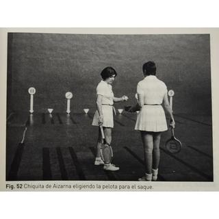   Gloria Agirre txikita de Aizarnarekin ezaguna, Madrileko frontoian partida jokatzen. Argazkia, Pelota a mano Madrid orri digitaletik jasota dago.