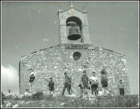 Zestoako San Jose eskolako ikasleak Santa Engraziara egindako ibilaldi batean. Argazkia 1963 ingurukoa da  ( 6 )