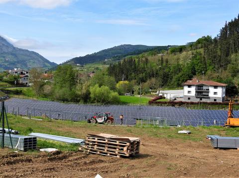   Trantsizio energetikoa bultzatzeko, Ekindar kooperatibak bultzatzen  duen  argindar berriztagarrien ekimena, aurrera doa Urrestillako zelaian. Aurrerantz  honelako ekintzak beharrezkoak izango ditugu kutsadurarik gabe energia sortu eta natura zaindu nahi badugu.