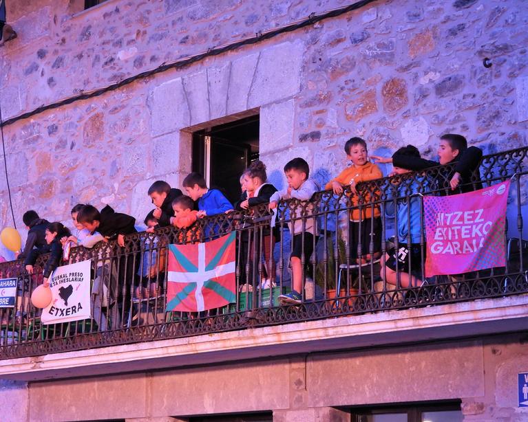 Aizarnako haurrak eta  kontzejuko balkoitik, herri txiki infernu handi programa grabaketari begira 