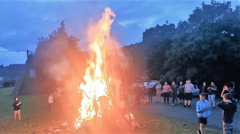 San Juan suaren inguruan ospatu dugu Aizarnan udan sartzeko solstizioa. Urtean zehar motxilan hartu ditugun kargak erre eta urtaro berria arin hastea izan dugu helburua. ( 1 )