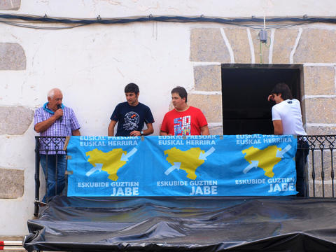 Ekainaren 29an joan zaigu Jose Mari Bergara,  Aizarna maite zuen  eta bertako biztanlea izanik, gehi taldekoa  ere bai,  aipamen txiki bat egin nahi diot agurtzeko orri honetatik. Nahiko gazte iritsi zaio ordua baina inork ez daukagu datarik mundu honetatik juteko. Betiko atsedena hartu dezala eta animoak bere familia eta bati-bat bere emazte Lurdesi. G.B.