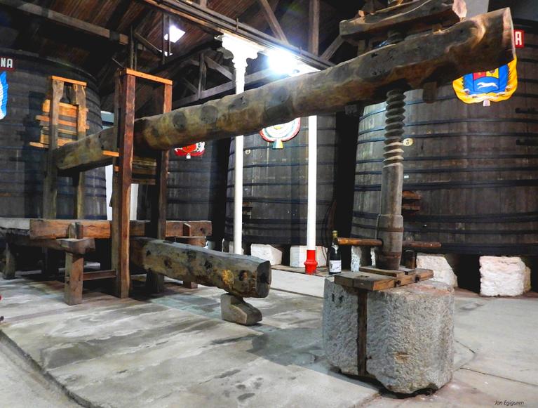   Dolare edo prentsa zaharra sagardoa egiteko. Sidras El Gaiterora egindako bisitan ateratako argazkia. Euskal Heriko baserri zahar batzuetan ere baziren honelako dolareak, txikiagoa baina Ezkio-Itsasoko   Ugartubeiti museo baserrian   dago bat  ikusgai.