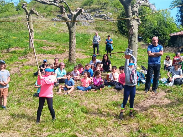 Santa Engraziko eguna ospatu dute  Agiro Mendi Elkarteak eta Lagun Onak M.B. bertan gozatu zuten txikiak eta berauekin ermitara hurbildu ziren nagusi eta gurasoak. Argazkiak Agiro Mendi elkarteak argitaratutakoak dira. ( 1 )