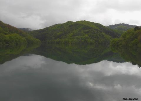   Azken egunetako euriekin Ibai-eder urtegiaren egoera gaur goizean. Dena beteta dago eta gainezka egiten ari da, beraz aurtengo udan ez dut uste ur gabeziarik izango dugunik Aizarnan. ( 1 )