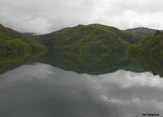   Azken egunetako euriekin Ibai-eder urtegiaren egoera gaur goizean. Dena beteta dago eta gainezka egiten ari da, beraz aurtengo udan ez dut uste ur gabeziarik izango dugunik Aizarnan. ( 1 )