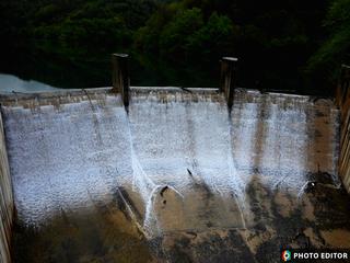   Azken egunetako euriekin Ibai-eder urtegiaren egoera gaur goizean. Dena beteta dago eta gainezka egiten ari da, beraz aurtengo udan ez dut uste ur gabeziarik izango dugunik Aizarnan. ( 2 )