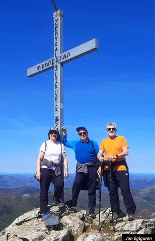 Erlo mendi gailurreko gurutzea. Aldarrikapenak egiteko ez dago zertan desitxuratu gurutzea, errespetu falta iruditzen zait.