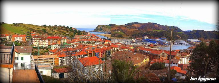 Zumaia Arritokieta ermitatik begiratuta.