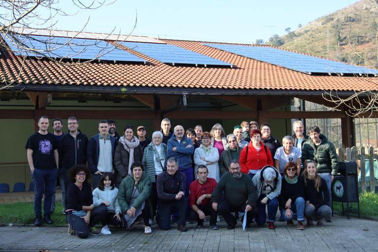   Eguzki i plakarekin sortzen den energia martxan da Aizarnan eta komunitateko taldekideek hasi dira energia berdea kontsumitzen. Ea dena ondo joaten den eta energia sortzeko sistema  berri honek laguntzen duen  kutsadura murrizten.