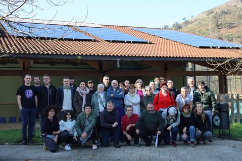   Eguzki i plakarekin sortzen den energia martxan da Aizarnan eta komunitateko taldekideek hasi dira energia berdea kontsumitzen. Ea dena ondo joaten den eta energia sortzeko sistema  berri honek laguntzen duen  kutsadura murrizten.