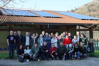   Eguzki i plakarekin sortzen den energia martxan da Aizarnan eta komunitateko taldekideek hasi dira energia berdea kontsumitzen. Ea dena ondo joaten den eta energia sortzeko sistema  berri honek laguntzen duen  kutsadura murrizten.