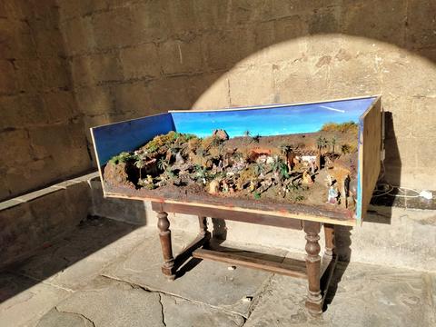 Abenduak 24 Jesusen jaiotza  ospatzen da munduaren zati handi batean eta  jaiotza hau  toki askotan irudikatzen da eta hemen Aizarnakoa eliza atarian. 