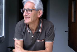 Aizarnan bizi den Joxe Arregik liburu berri bat idatzi du, �Jainkoa, jaun goikoaz harago� izenburupean. Ez da lehenengoa; lehen ere beste hainbat idatzi izan ditu, eta hau beste bat gehiago da bere ibilbide luzean. Nik ez dut gaitasun handirik teologia berri hauek ulertzeko, baina espero dut liburua irakurri ondoren zerbait gehiago  jabetzea.  (Argazkia Danbolin orri digitaletik jaso dut )