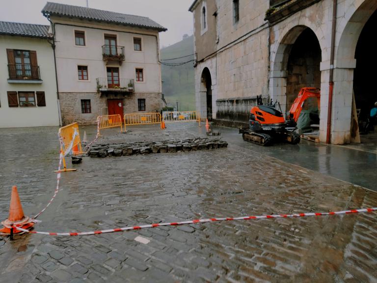 Plaza barreneko galtzada edo bide-zorua nahiko urratuta zegoen eta harri batzuk mugituta ere bai. Berdindu eta gogortzen ari dira harri hauek egun hauetan. Aizarnako plaza polita izanik merezi du egoki zaintzea gehiago puskatu baino lehen. 