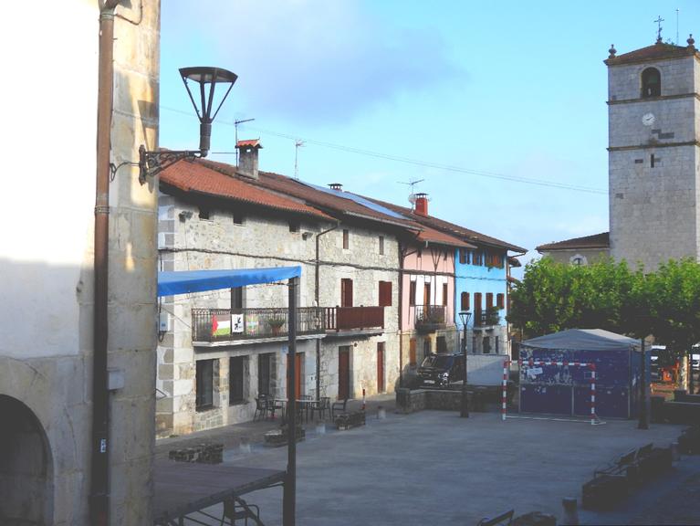 Oholtza eta txosna ikusten dira dagoenekoz Aizarnako plazan. Egia esan ez du asko falta berauek ospatzeko eta bitartean jai giroa sumatzen da haurren artean. 3/08/2026