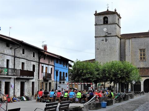 Euskal Selekzioaren aldeko mendi martxa. Elkartean  prestatu eta plazan bazkaltzen ari dira. 5/08/2022