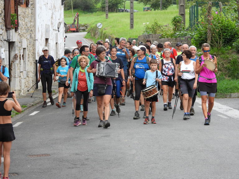 Gaur goizean iritsi da Aizarnara, Euskal Selekzioaren aldeko mendi martxa. Elkartean  prestatu eta plazan bazkaldu ondoren berehala  jarraitu dute  bidea.   5/08/2022