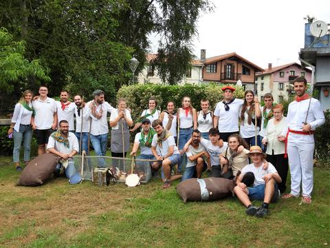 Urteetan zehar izan duen jarreragatik, omenaldi txiki bat egin diote  Begoa Konpitterokuari oilasko biltzen ibili den taldeak. Merezimendu osoarekin egindakoa. Gazte taldearen erdian ikusten da omendua.