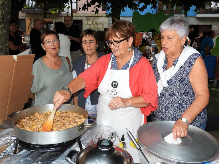 Paella lehiaketan parte hartu zuten lau ahizpak.