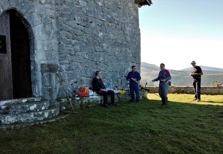 Ermita eta gailur honen lagun taldea osatu eta Santa Engrazia inguruak, gehi bertara doan bidea txukundu dute auzolanean. Aurrerantz ermita edo gailur hau bisitatu nahi duenak  ez du aitzakiarik izango. Bejondeiela