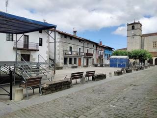   Festa giroa nabaritzen   da dagoenekoz Aizarnako plazan.