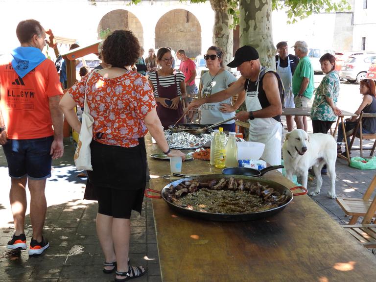 Aizarnako jaiak. Paella prestatzen