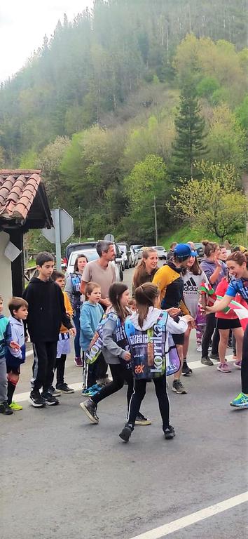 Aizarnak ere egin du bere kilometroa korrikan. Errezildik Azpeitira bidean izanda lekuko aldaketa eta  Maddi eta Jare arduratu dira lan honetan. ( Argazkian lekukoa hartzen ikusten dira bi txikiak )