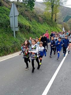 Aizarnak ere egin du bere kilometroa korrikan. Errezildik Azpeitira bidean izanda lekuko aldaketa eta  Maddi eta Jare arduratu dira lan honetan.  ( Argazkian, bi txikiak korrika partaideen  berotasuna sentituaz )