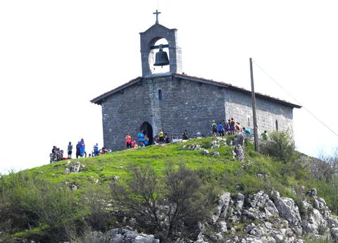  Apirilak 14 Lagun Onak eta Agiro mendi taldekoak Santa Engrazia ermitara egin dute ibilaldia. Gaur goizean mendi gailurrak  zuen itxura mendi zaleekin. Aurreko mendi gailurretik ateratako argazkia.