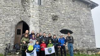 Aurtengo Santa Engrazia eguna, eguraldi traketsarekin ospatu dute, ekintza batzuk alde batera utzi behar izan dituzte euri erasoengatik. Hala ere  ausardiarekin inguratu dira talde batzuk ermitara.( Argazkia Uztarria orri digitaletik jasota dago) 