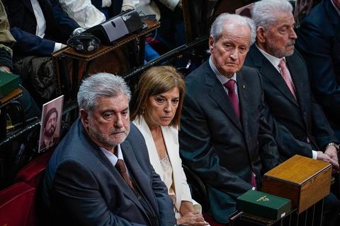 45. urte betetzen diren honetan, lehen legebiltzarkideak omendu dituzte Gernikako Juntetxean. Bertan aurpegi ezagun asko eta egun adinean aurrera doazenak ikusi ditugu. Jesus Egiguren Aizarnakoa ere bertan omendu zuten. Argazkia Lege Biltzarrean Lehendakari izan zen garaiko du atzean. Urteak igaro dira baina egin zuten lana benetan goraipatzekoa izan da. Zorionak  bide honetan lan egin zuten guztiei. Argazkia Diario Vasco egunkaritik jasota dago.