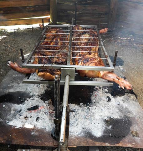 Aurten ere ez du hutsik egin San Martin egunari dagokion txerri festak Aranburu Landetxean. Begira ze itxura dotorea duen txerri honek burruntzian.