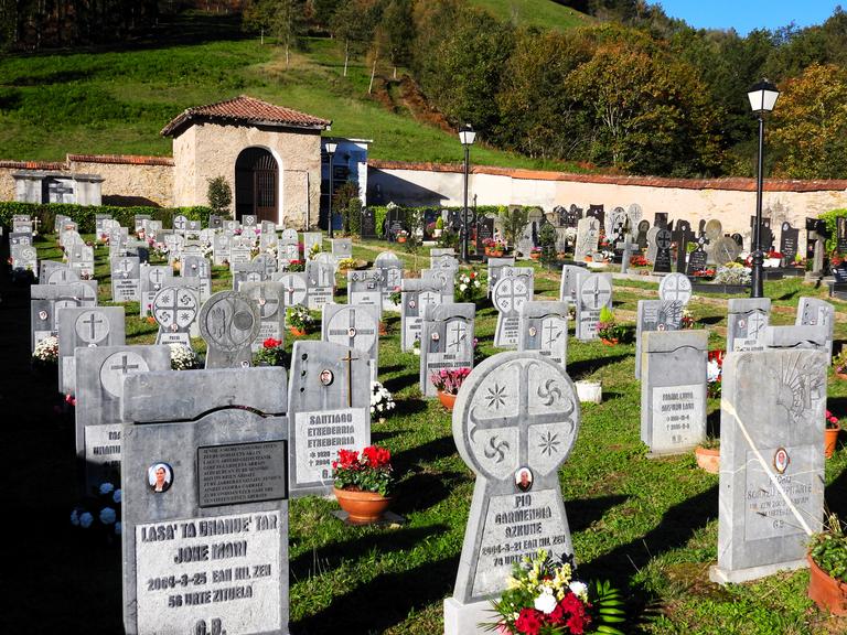 Azaroko lehen egunean Santu Guztien eguna ospatzen dugu. Egun honetarako hilerriak apaintzen ditugu eta gure aurretik joan diren familiar gogoratu bertara hurbilduaz. ( Argazkian Urrestillako hilerria )