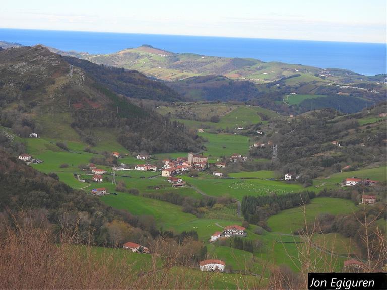  Aizarnari begira azaroko lehen egunetako argazkia.Udazken epel honen ondoren paisaia berdea ikusten da oraindik.