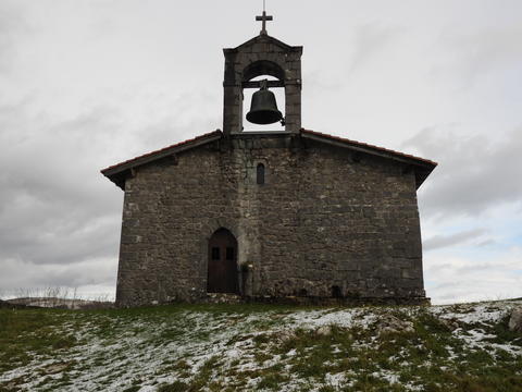 Badirudi azaroan eguraldia ez dela batere egonkorra izan. Hasieran ego haizearekin bero handiak egin ditu eta ondoren bat-batera horrelako jauzi bat egin du eta  negura sartu gara . Beheko zelaietan elurrak ez du zuritu, baina gora asko igo gabe ikusi dugu elurra zurituta;Etumeta Santa Engrazi eta abar.21/11/2025