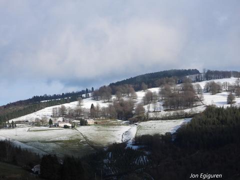 Badirudi azaroan eguraldia ez dela batere egonkorra izan. Hasieran ego haizearekin bero handiak egin ditu eta ondoren bat-batera horrelako jauzi bat egin du eta  negura sartu gara . Beheko zelaietan elurrak ez du zuritu, baina gora asko igo gabe ikusi dugu elurra zurituta;Etumeta Santa Engrazi eta abar.20/11/2025